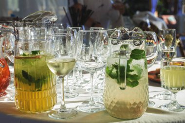 Limonata ziyafet masada