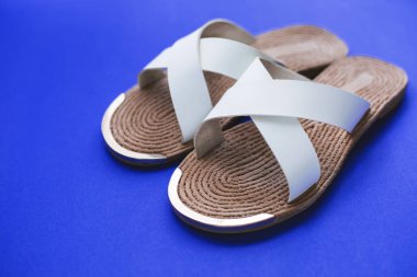 mavi zemin üzerine beyaz yaz flip flop 