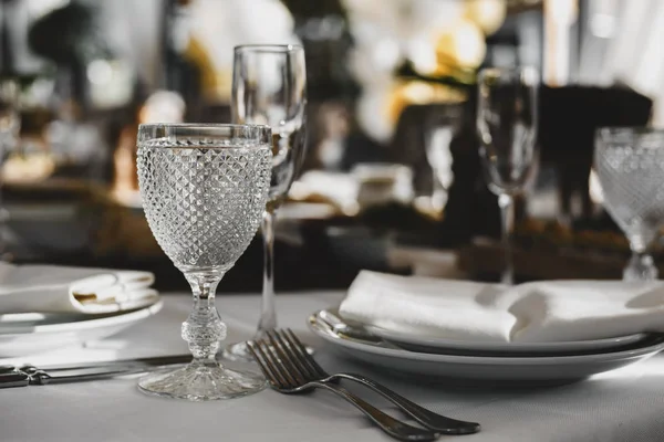Όμορφη Μαχαιροπήρουνων Πάνω Στο Τραπέζι Του Γάμου Μεσημεριανό Συσκευές — Φωτογραφία Αρχείου