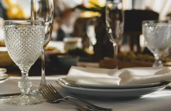 Όμορφη Μαχαιροπήρουνων Πάνω Στο Τραπέζι Του Γάμου Μεσημεριανό Συσκευές — Φωτογραφία Αρχείου