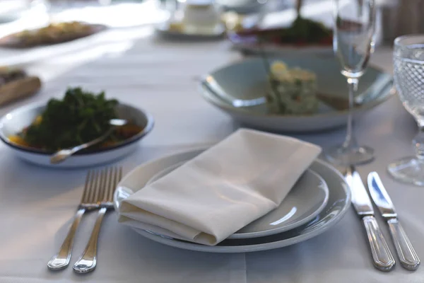 Τραπέζι Εστιατορίου Σερβίρονται Σνακ Και Σαλάτες Έννοια Catering Και Γιορτή — Φωτογραφία Αρχείου