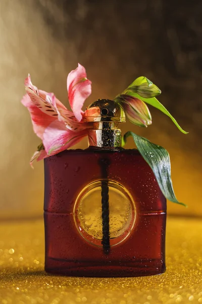 Frasco Perfume Con Flores Sobre Fondo Amarillo —  Fotos de Stock