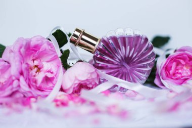 Parfüm ve pembe güller