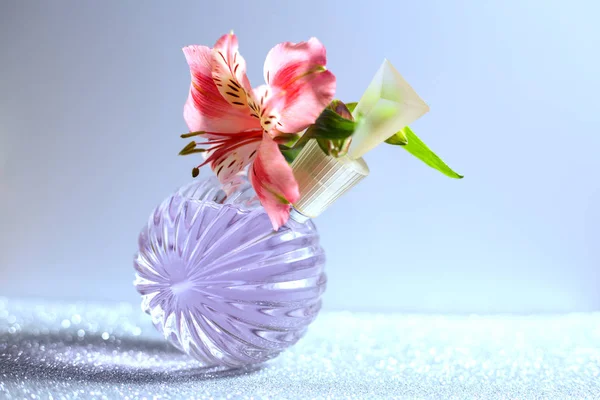 Weibliches Parfüm Und Orchideenblumen — Stockfoto