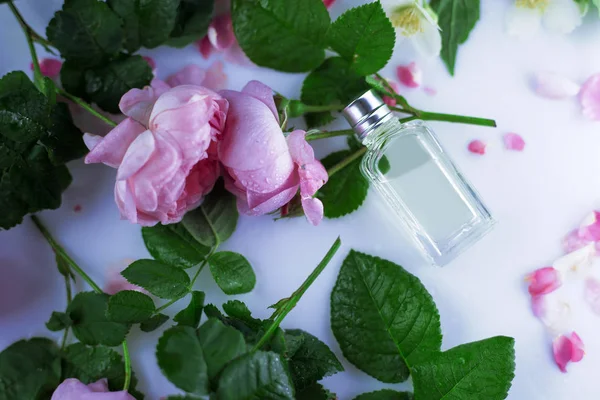 Flasche Parfüm Und Rose Auf Hellem Hintergrund Draufsicht — Stockfoto