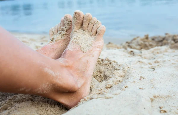 Piedi Delle Donne Sulla Spiaggia — Foto Stock