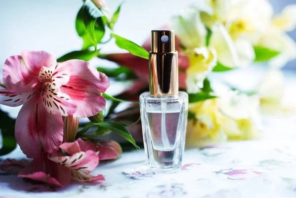Liten Parfym Med Blommor — Stockfoto
