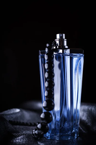 Frasco Perfume Azul Con Perlas Negras —  Fotos de Stock
