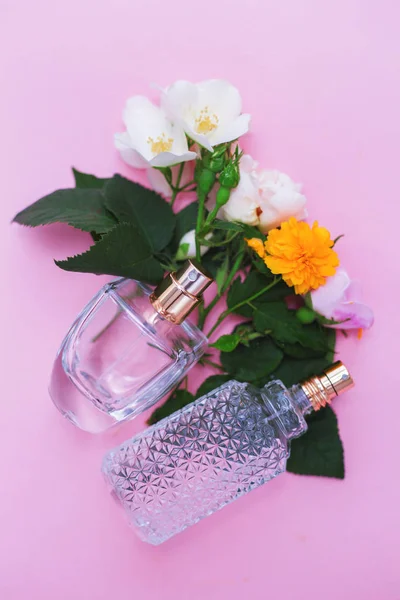 Zwei Flaschen Parfüm Mit Blumen — Stockfoto