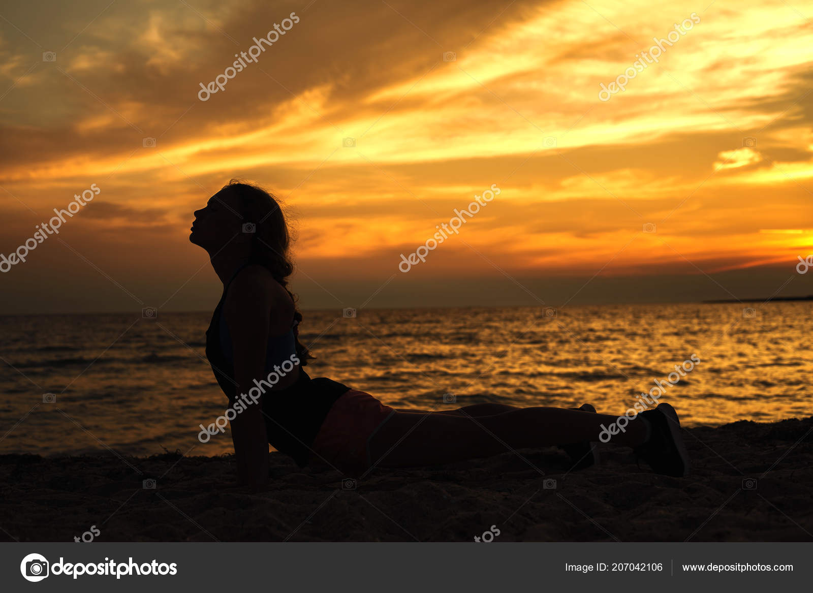 Fille Faire Yoga Sur Coucher Soleil Plage Photographie