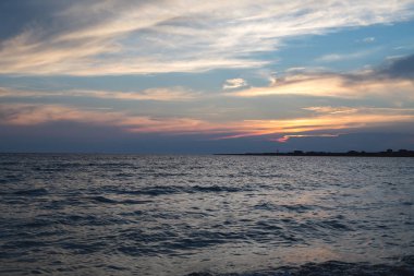 Gündoğumu sırasında deniz manzarası. Güzel doğal yaz deniz manzarası