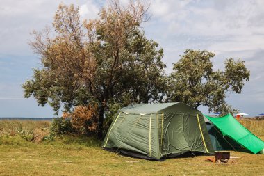 Turist çadır ve ekipman kampında. Seyahat ve sakin ol. Kamp kavramı