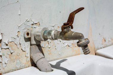 eski paslı musluk gri 