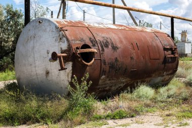 Eski paslı metal fıçı