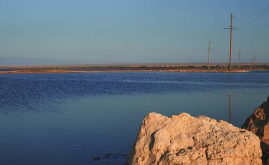 mavi bir arka plan büyük taş su ve yer kopyalayın