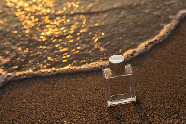 Denizin arka planında parfüm