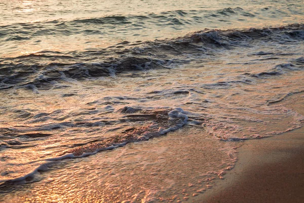 Закат Над Спокойным Пляжем — стоковое фото