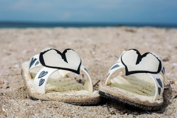 Pantofole Spiaggia Contro Mare — Foto Stock