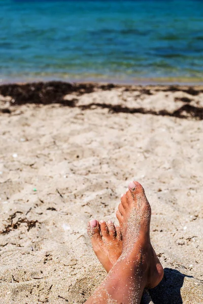 Piedi Femminili Una Spiaggia Tropicale — Foto Stock