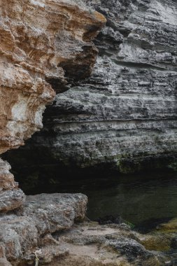 Mavi mağara ve adada Denizi'nin mavi sularına 