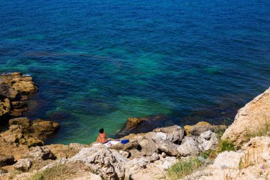 Genç kız vahşi tropikal deniz arka plan açık havada karşı