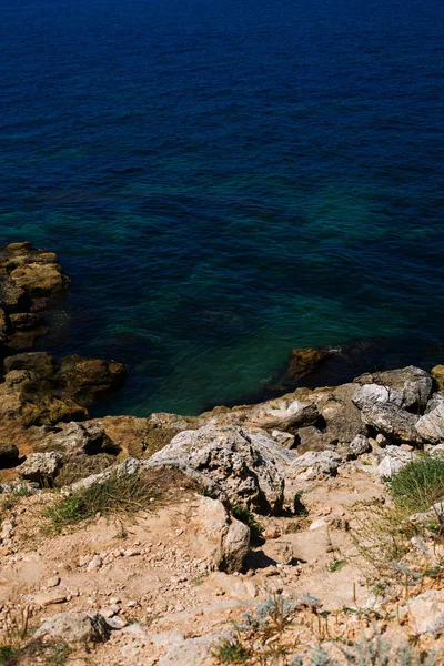 Dan Yukarıda Deniz Taş Veya Kayalar Üzerinde Göster — Stok fotoğraf