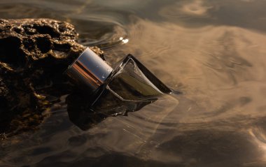 Su sıçramalarına parfüm şişesi