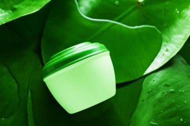 vücut üzerinde tropikal krem bırakır