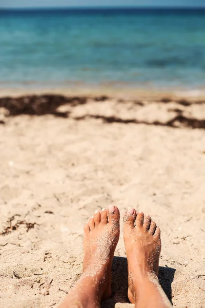 Rilassarsi Sulla Bellissima Spiaggia Vicino Mare Turchese — Foto Stock