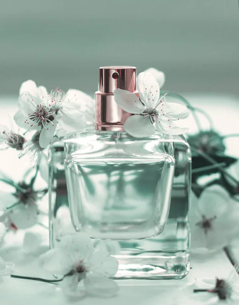 Weibliches Parfüm Und Weiße Blumen — Stockfoto