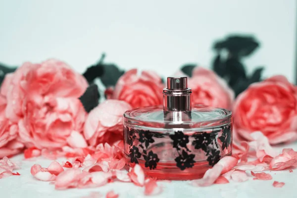 Vrouwelijke Parfum Met Roze Bloemen Wit Backround — Stockfoto