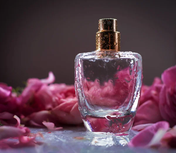 Perfume Con Flores Rosadas —  Fotos de Stock