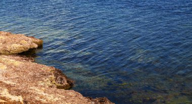 Güneş ışığı ve temiz deniz suyu arka plan doku