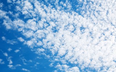 Mavi gökyüzüne karşı fantastik yumuşak beyaz bulutlar