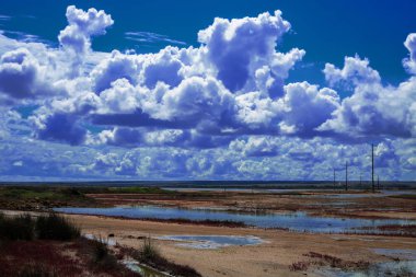 Yaz doğa manzara güzel bulutlar ve göl ile 