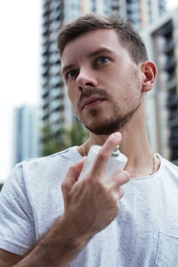 Yakışıklı erkek parfüm şişe