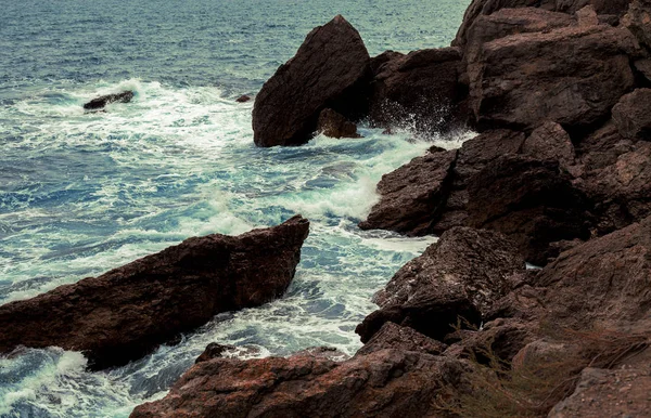 Ondas Rompem Contra Costa Pedregosa Fundo Oceano Capa Mar — Fotografia de Stock