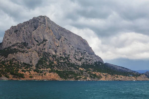 Mar Contra Telón Fondo Hermosas Montañas Grandes Lujosas Aventuras Verano — Foto de Stock