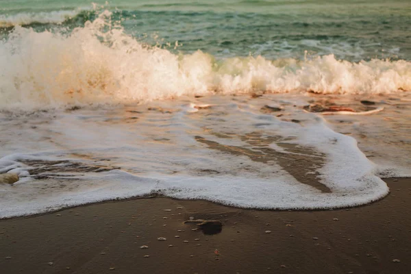 Våg Havet Sandstrand Våg Sköljer Den Gyllene Sanden — Stockfoto