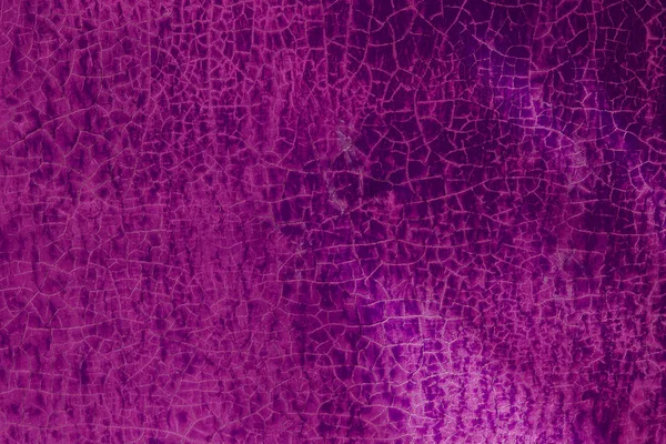 古い鉄のひびの入った塗料でピンクのテクスチャ — ストック写真