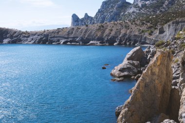 Defne deniz manzarası göl Dağları ile. Akdeniz, İspanya.