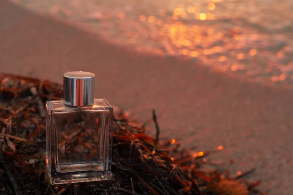 Denizin Arka Planında Parfüm — Stok fotoğraf