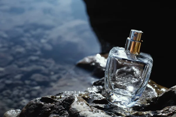 Parfüm Auf Dem Hintergrund Des Meeres — Stockfoto