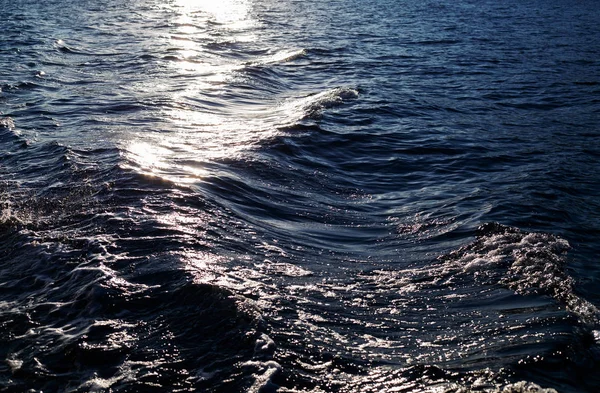 Dunkelblaues Muster Der Wasserstruktur Bei Sonnenuntergang Auf Dem Meer — Stockfoto