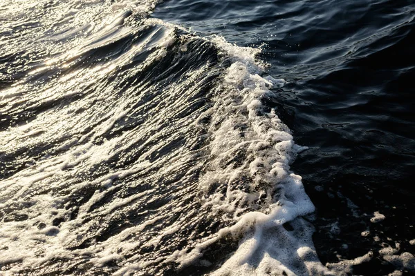 海洋日落时的深蓝色水纹理图案 — 图库照片