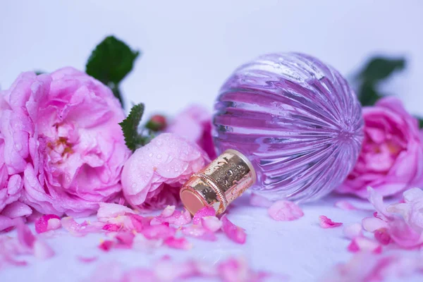 Perfume Con Flores Rosadas — Foto de Stock
