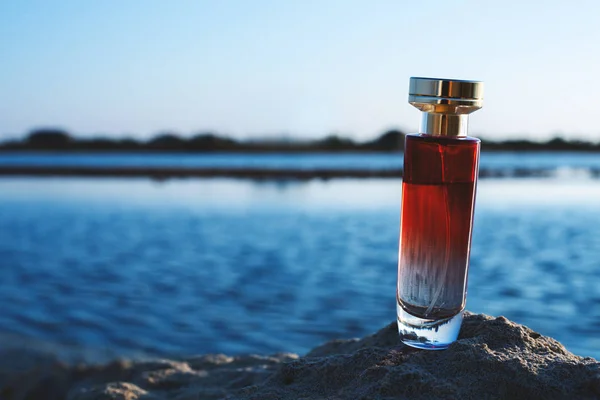 Rode Parfum Blauwe Hemelachtergrond — Stockfoto