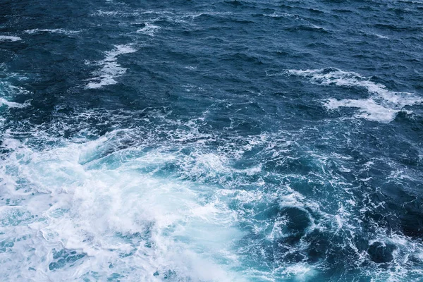 Salpicaduras Agua Mar Con Olas Espumosas Textura Superficie Agua — Foto de Stock