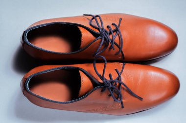 Erkek deri ayakkabıları gri arka plan üzerinde 