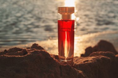 gün batımında kırmızı parfüm 